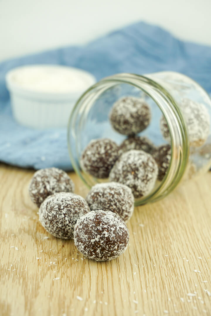 Schoko Kokos Energiekugeln mit Datteln - Zuckerfreies Rezept