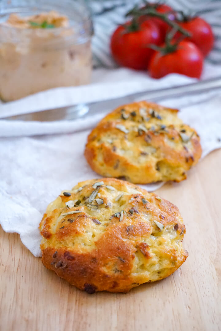 Fluffige Low Carb Brötchen mit Hüttenkäse - Rezept ohne Quark