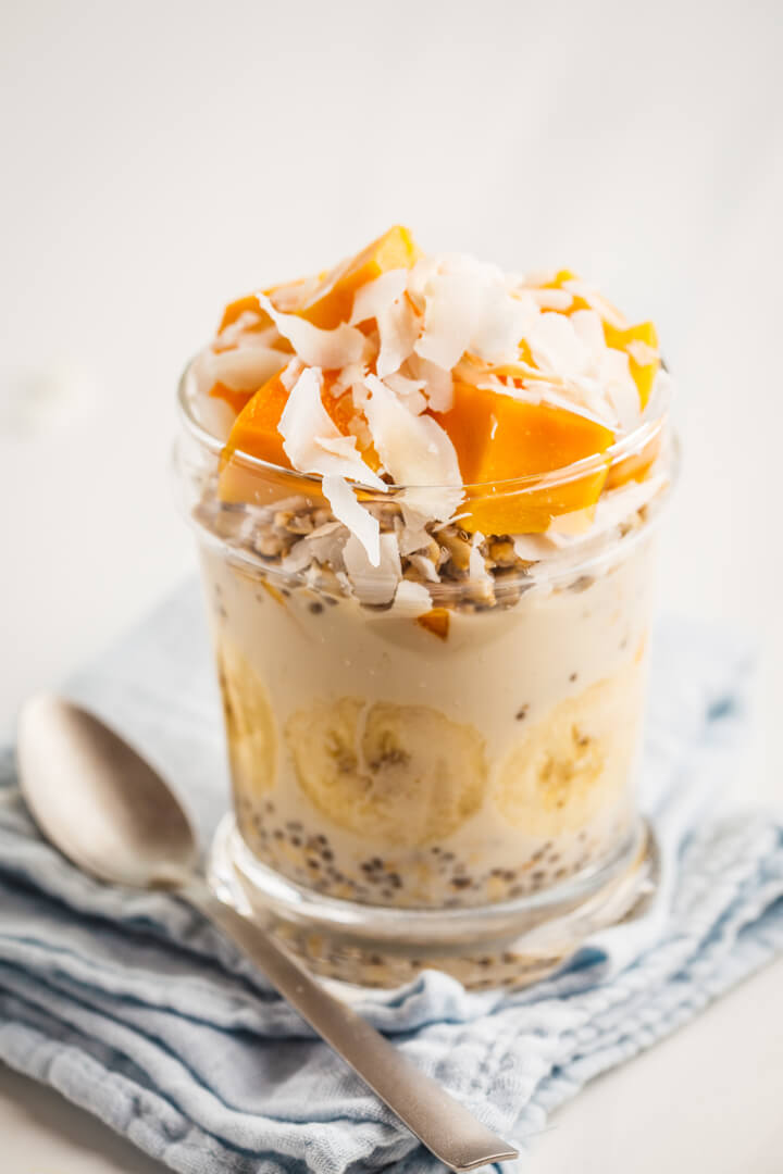 Tropical Overnight Oats mit Mango und Chia Samen