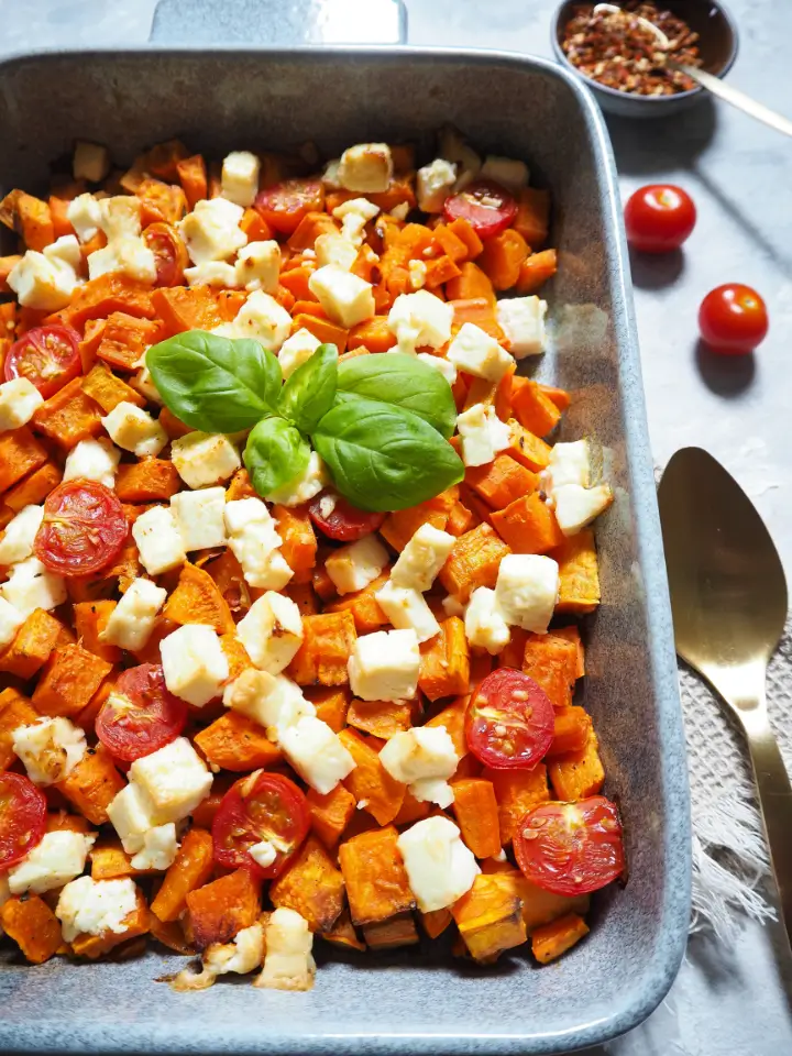 Vegetarischer Auflauf mit Süßkartoffel, Feta und Tomaten
