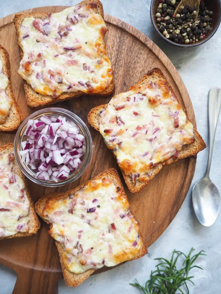 Flammkuchen Toast mit Speck &amp; Zwiebeln - Kalorienarmes Rezept