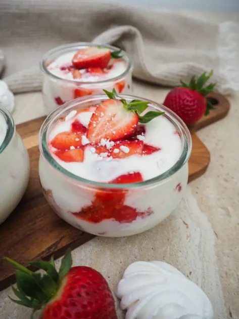 Erdbeer-Quark-Dessert im Glas - Schneller Nachtisch mit Joghurt